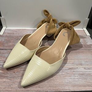 Journee Collection Women Melora Pointed Toe Off White Low Mule Heels Size US 9